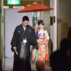 総柄のリメイクした振袖を着る花嫁