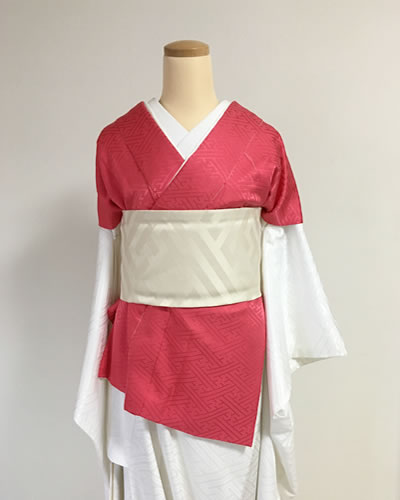 赤色の掛下衿を付けた状態
