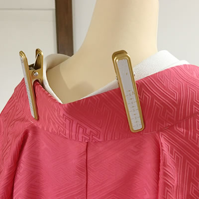 カラー掛下衿を付けた後ろ姿