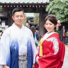 黒色のリメイクした打掛を着る花嫁