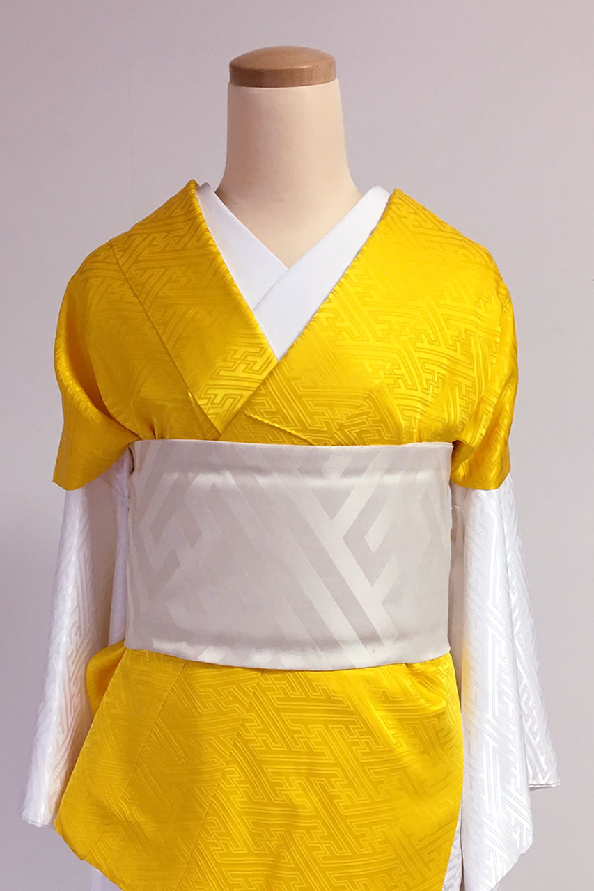 黄色い掛下衿を付けた色打掛