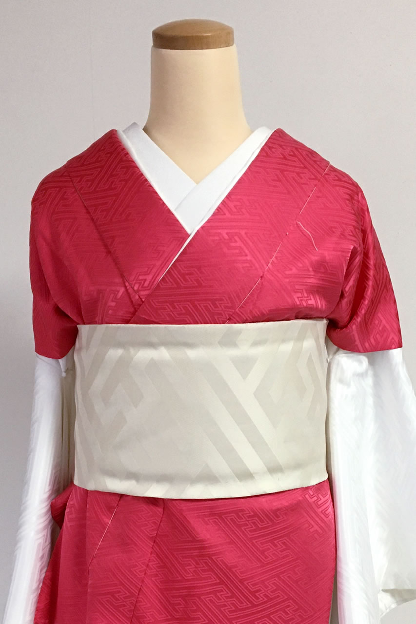 赤い掛下衿を付けた色打掛