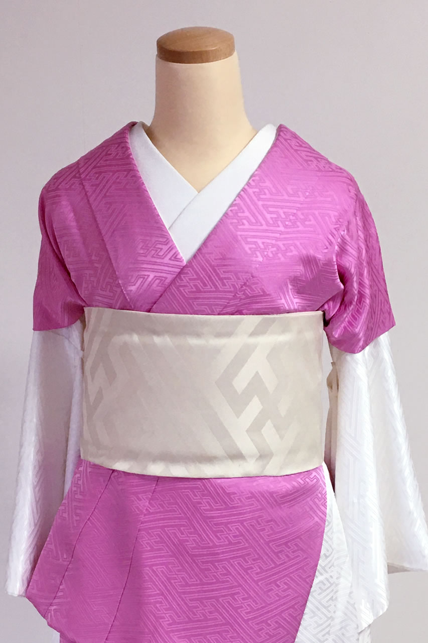 紫の掛下衿を付けた色打掛