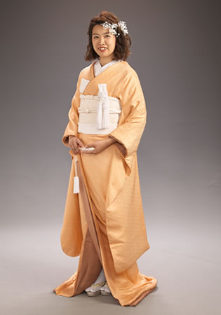 薄オレンジ色の色打掛