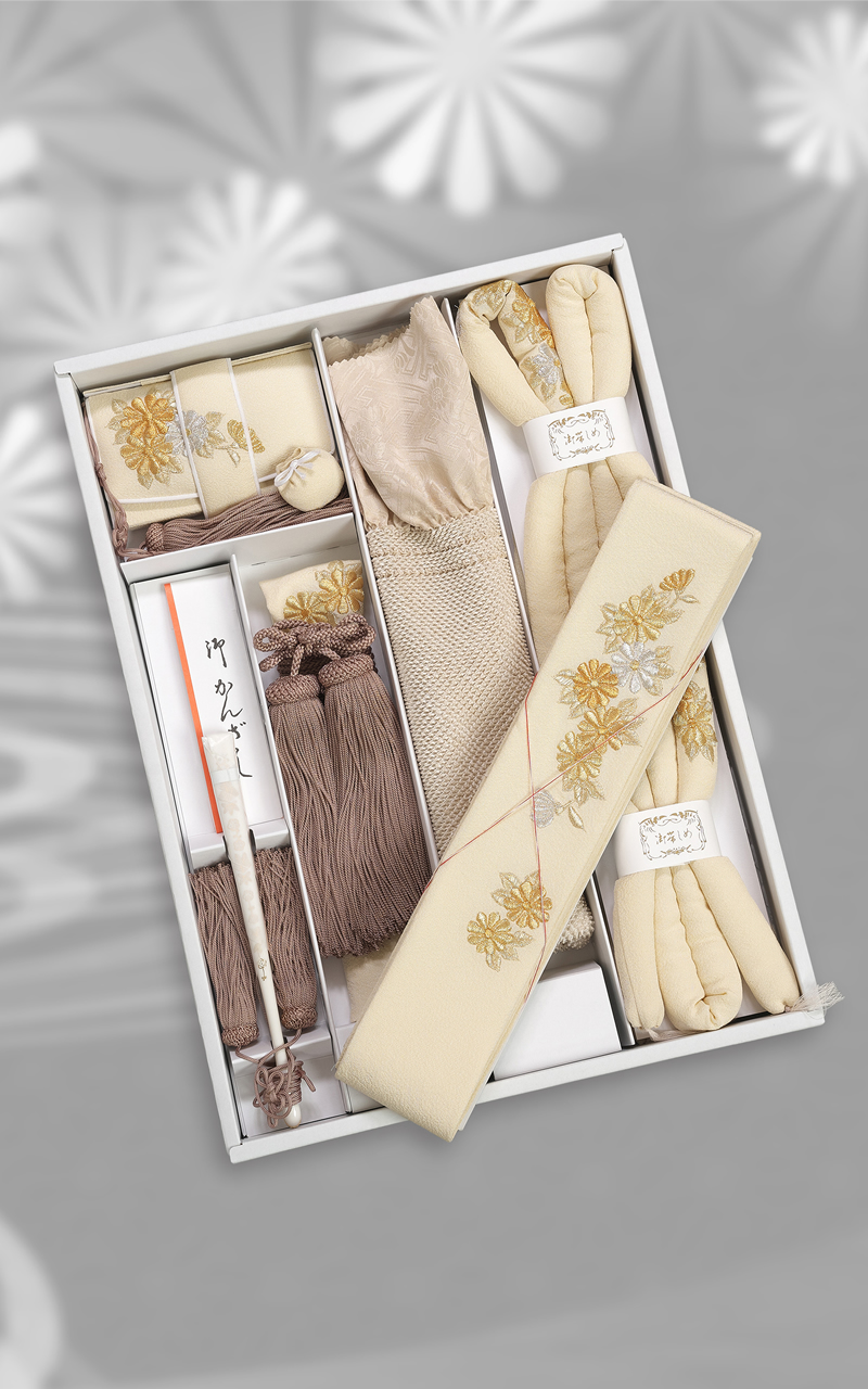 黄色の刺繍小物