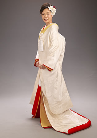 リメイクした振袖を着た赤拭きの白無垢だけの正面