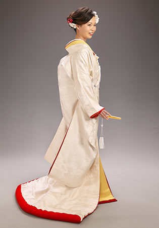 リメイクをした振袖を着た赤拭きの白無垢だけの後姿