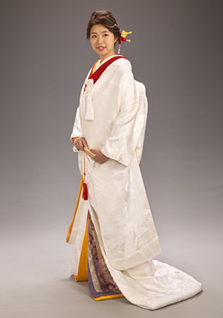 リメイク振袖を着たスタンダードな白無垢の正面