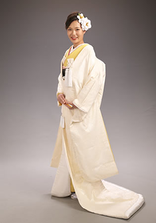 リメイク振袖を着た白無垢友禅の正面