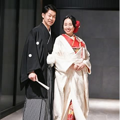 リメイクした振袖に白無垢を羽織った花嫁