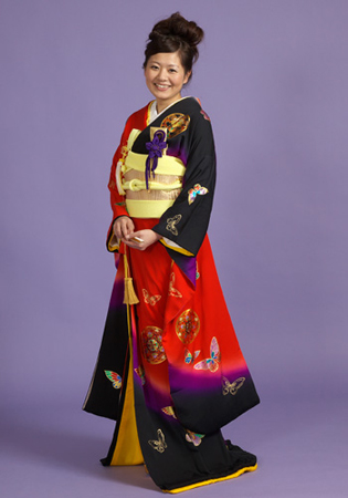 引振袖赤地に蝶柄、華紋 落款入り