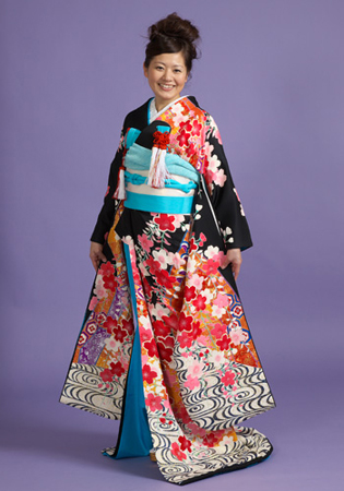 引振袖黒地に赤、ピンク、白の桜柄