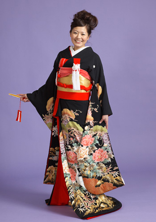 引振袖黒地に松竹梅と鶴に牡丹柄、裾のみに柄のある本格引き振袖