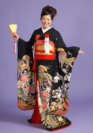 引振袖黒地に松竹梅と鶴に牡丹柄、裾のみに柄のある本格引き振袖