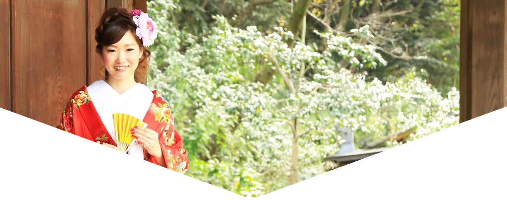 婚礼衣装で結婚式を迎える花嫁