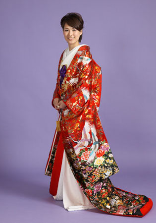 色打掛鮮やかな赤と黒地に鶴と四季の花々