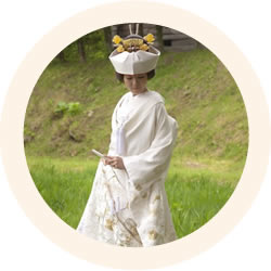 角隠しを付けた白無垢