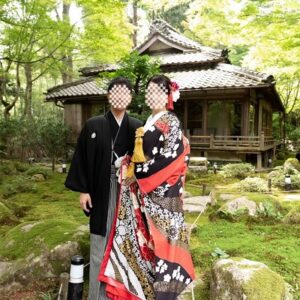 色のリメイク打掛を着た花嫁と花婿