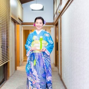 青色のリメイク振袖を着た花嫁