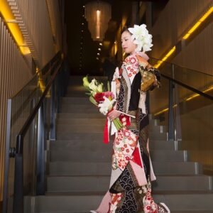 赤のリメイク振袖を着た花嫁