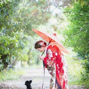 赤色のリメイク振袖を着た花嫁