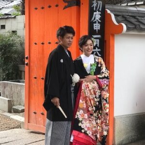 黒のリメイク振袖を着た花嫁