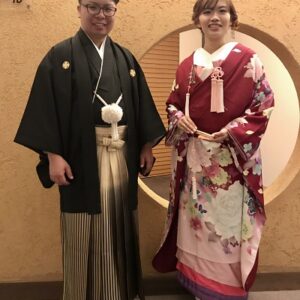 赤のリメイク振袖を着た花嫁