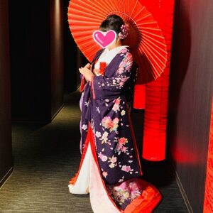 紫のリメイク振袖を着た花嫁