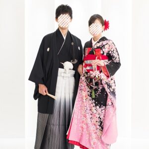 黒色のリメイク振袖を着た花嫁