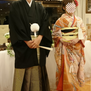 オレンジ色のリメイク振袖を着た花嫁