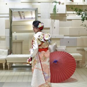 白色のリメイク振袖を着た花嫁