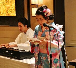 水色のリメイク振袖を着た花嫁