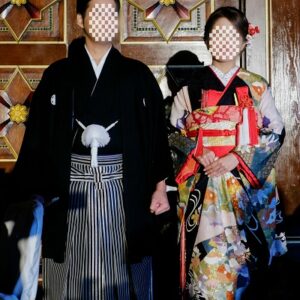 黒色のリメイク振袖を着た花嫁