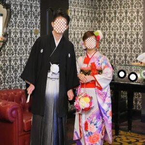 紫色のリメイク振袖を着た花嫁