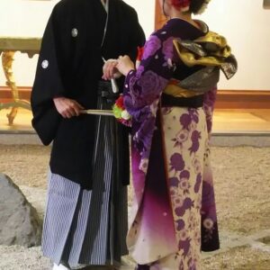 紫色のリメイク振袖を着た花嫁