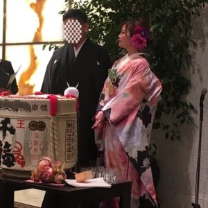 黒色のリメイク振袖を着た花嫁
