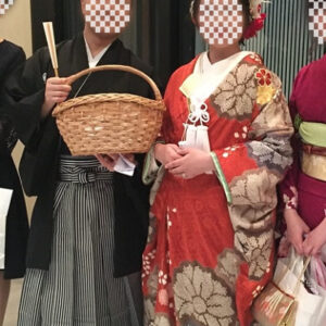 赤色のリメイク振袖を着た花嫁