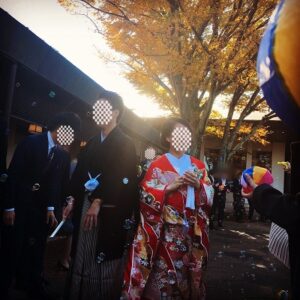 赤色のリメイク振袖を着た花嫁