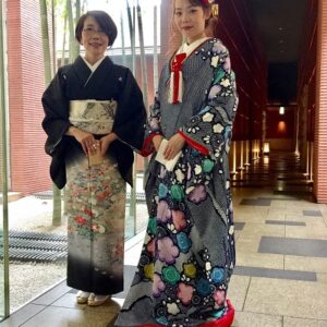 黒色のリメイク振袖を着た花嫁