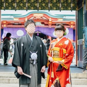 赤色のリメイク振袖を着た花嫁