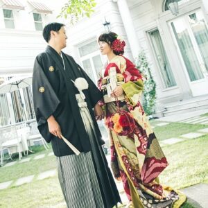 赤色のリメイク振袖を着た花嫁