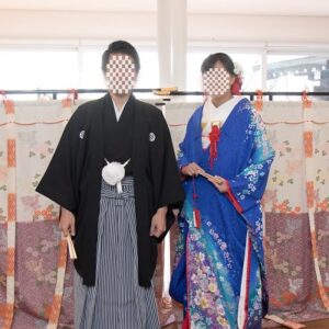 青色のリメイク振袖を着た花嫁