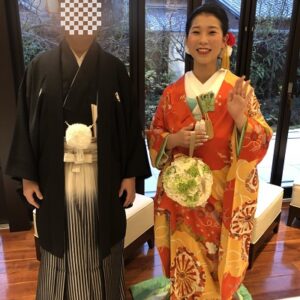 オレンジ色のリメイク振袖を着た花嫁