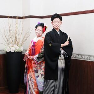 オレンジ色のリメイク振袖を着た花嫁