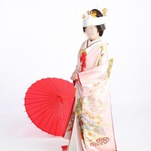 桃色のリメイク振袖を着た花嫁