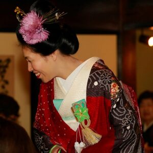 赤色のリメイク振袖を着た花嫁