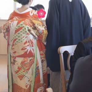 朱赤のリメイク振袖を着た花嫁