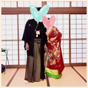 赤色のリメイク振袖を着た花嫁