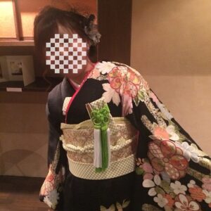 黒色のリメイク振袖を着た花嫁