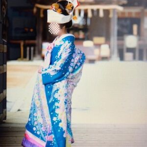 青色のリメイク振袖を着た花嫁